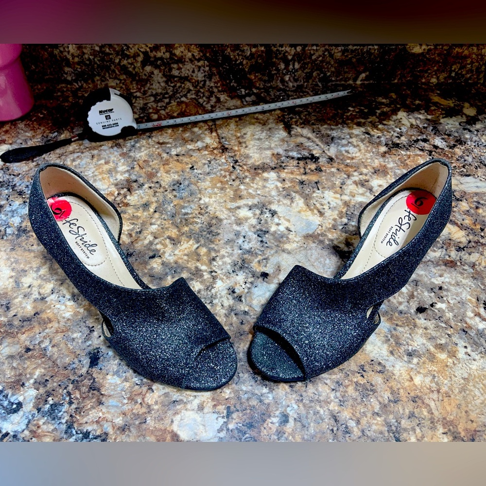 Women’s size 6 LIFESTRIDE -CAREN heels